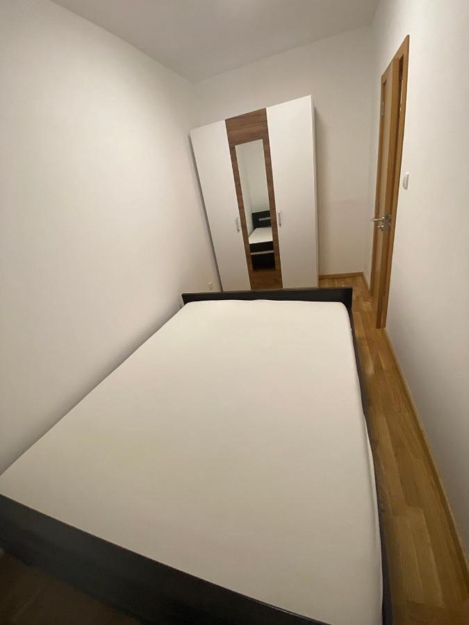 Apartament Sara *